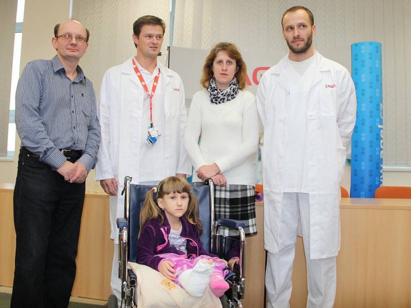 Poslední z operací podstoupila sedmiletá Verunka Hambálková ve čtvrtek 6. listopadu v přerovské nemocnici. Devčátko je první pacient v republice, kterému byl unikátní hřeb Fassier-Duval voperován.