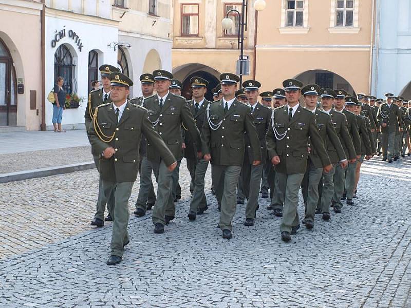 Slavnostní nástup útvaru s prohlídkou vojenské techniky u příležitosti oslav 90. výročí vzniku stálé vojenské posádky v Lipníku
