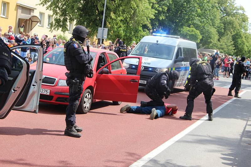 Přerované v úterý oslavili Den Vítězství, bohatý program v Želatovské ulici lákal na vojenskou, policejní i hasičskou techniku. K vidění také  byly i zásahy policistů