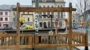 Masarykovo náměstí v Přerově už má velikonoční výzdobu - kromě kraslicovníku je zkrášlené i okolí kašny.