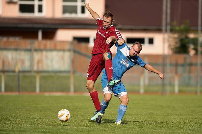 Fotbalisté Přerova (v modrém) v přípravném utkání s Novým Jičínem.