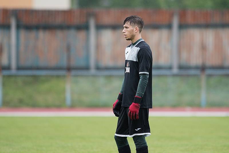 Fotbalisté 1. FC Viktorie Přerov (v modrém) proti FK Nové Sady v přátelském utkání.