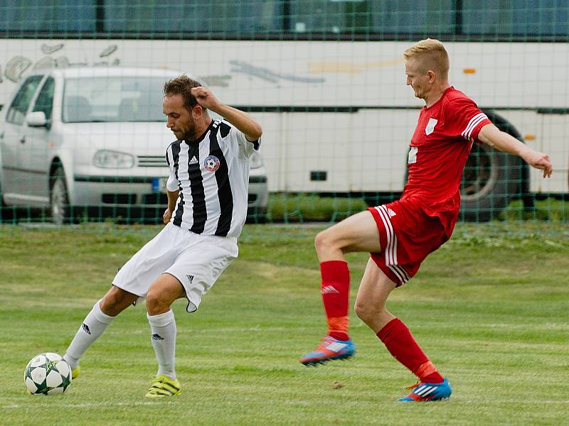 Fotbalisté Želatovic (v pruhovaném) proti Kralicím na Hané