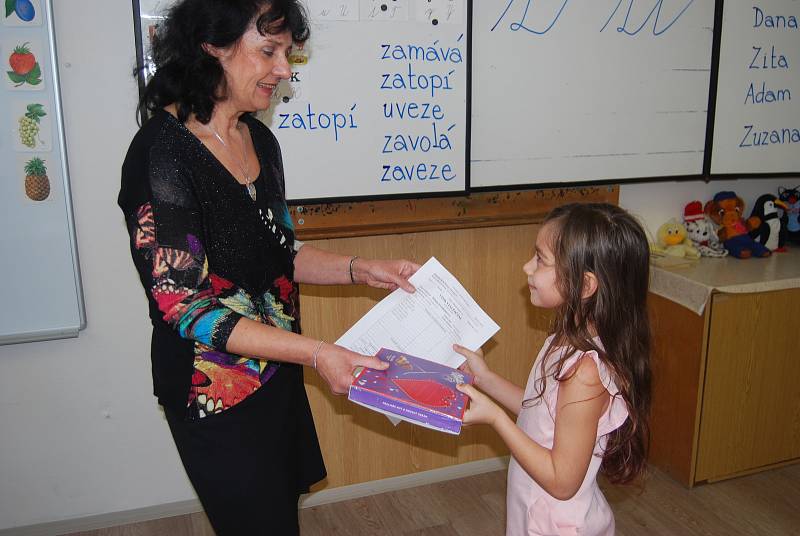 Předávání pololetního vysvědčení prvňáčkům ze Základní školy Trávník v Přerově