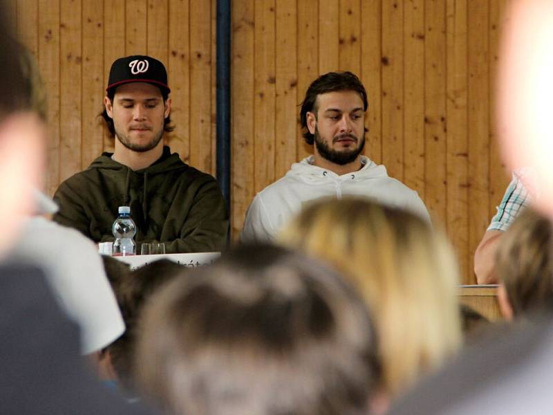 Hokejoví reprezentanti a přerovští odchovanci Tomáš Kundrátek a Martin Zaťovič navštívili ZŠ Želatovská v Přerově