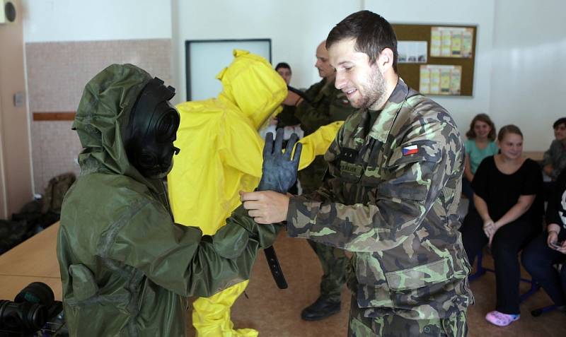 Vojáci představili armádu na přerovské základní škole v ulici Za Mlýnem