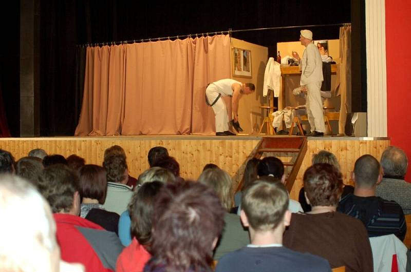 Komedie Světáci v podání dřevohostického ochotnického divadla