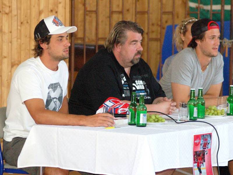 Přerovští hokejoví odchovanci Tomáš Kundrátek (v šedém) a Jakub Svoboda (v bílém) si ve středu popovídali s dětmi na ZŠ Želatovská v Přerově.
