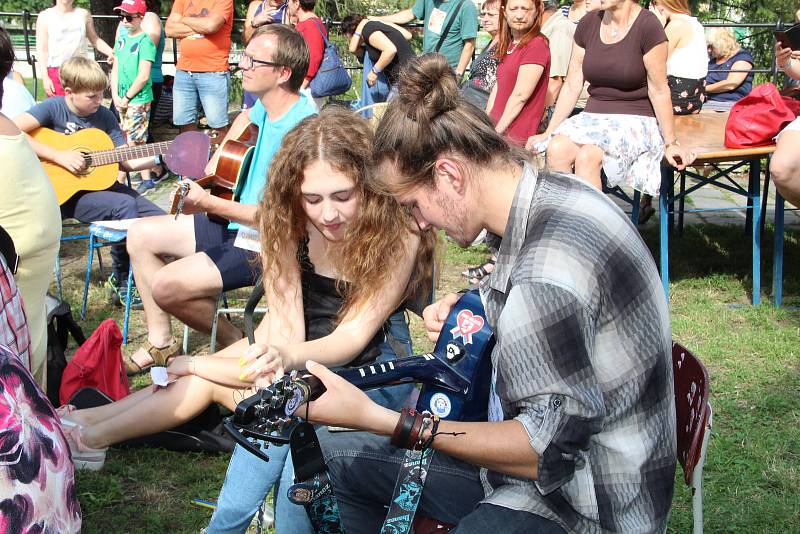 Téměř čtyři desítky kytaristů se sešly v neděli odpoledne na přerovských hradbách. Muzikanti zahráli společně šest skladeb a vzpomínali nejen na legendárního Jimiho Hendrixe, ale i na Ivana Krále, který letos zemřel. Amatérští i profesionální kytaristé si