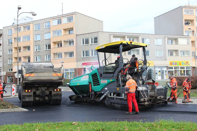 Stavebníci v těchto dnech finišují s pokládkou asfaltu na dvou přerovských rondelech v centru města - u Žerotínova náměstí a bývalé komuny.