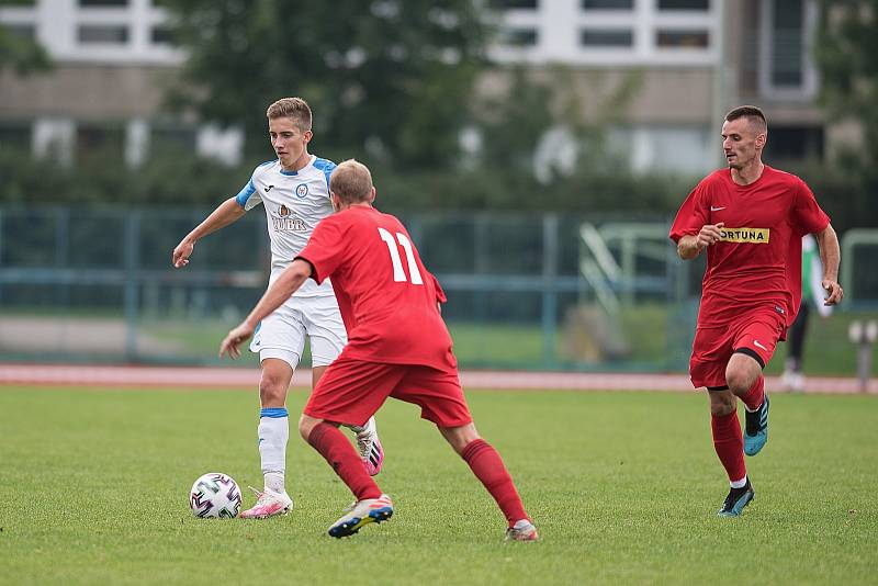 Fotbalisté Přerova (v bílém) proti Brumovu