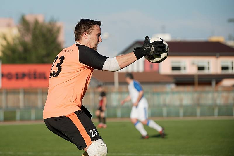 Fotbalisté Přerova (v bílém) proti B-týmu Opavy.