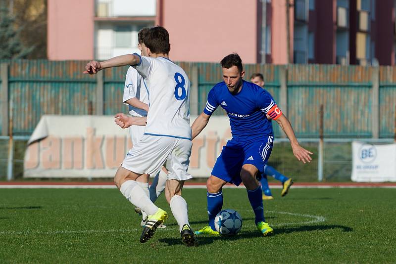 Fotbalisté Přerova (v bílém) v utkání s Rýmařovem.