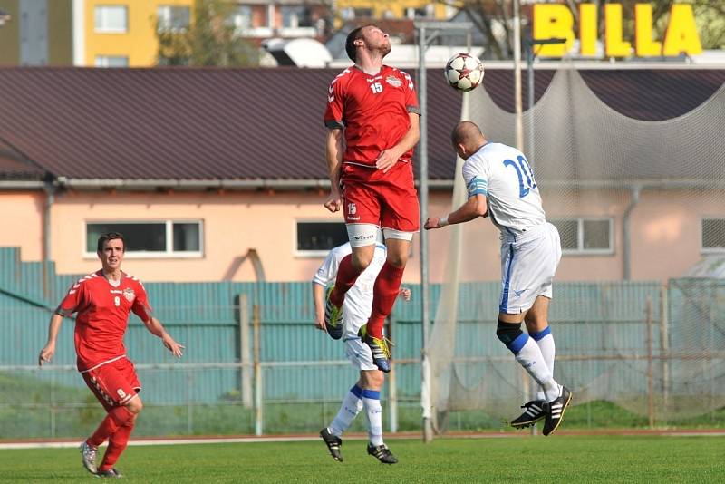 Fotbalisté Přerova (v bílém) proti Brumovu