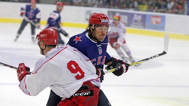 Petrohrad vs. Třinec - přípravný zápas v Přerově - Jevgenij Arťuchin v akci