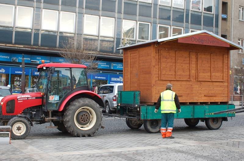 Demontáž vánočních stánků v Přerově