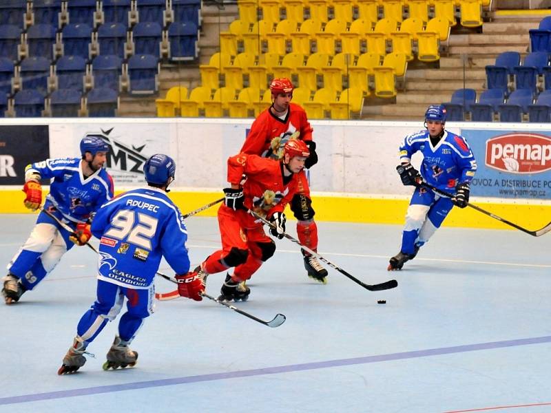 Přerovští inline hokejisté (v červeném) proti olomouckým Eagles 