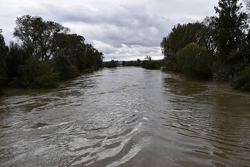 Rozvodněná Morava v Kojetíně, zaplavila třeba i fotbalové hřiště nebo loděnici. 15.10. 2020