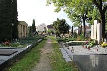 I když ten hlavní dušičkový nápor vypukne až příští týden, mnozí lidé vyrazili na přerovský hřbitov už o víkendu.
