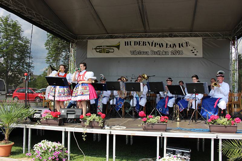 Hudební Pavlovice Václava Drábka 2018.  Mezi deseti vystupujícími byla Veselá muzika z Ratíškovic a dětský folklorní soubor Hanácké Prosének z nedalekých Prosenice (na snímcích).