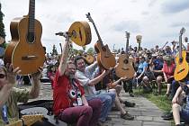 Třiašedesát kytaristů se sešlo prvního května na hradbách v Přerově