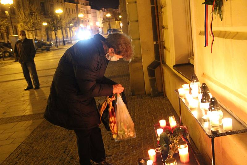 Zapálení svíčky u pamětní desky obětem komunismu na náměstí T. G. Masaryka v Přerově. 17. listopadu 1989