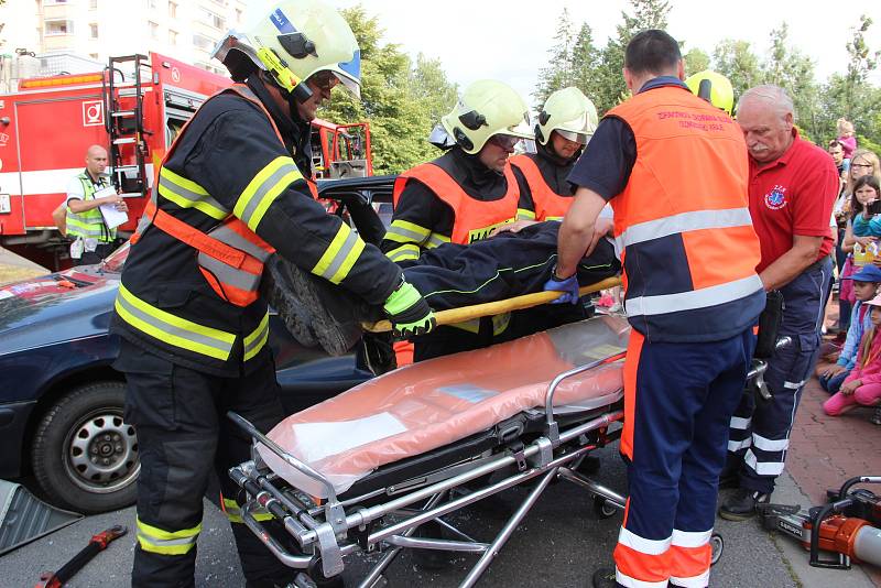 Občan a bezpečnost: ukázky zásahů v podání policie, hasičů, ale i vojáků ze 71. mechanizovaného praporu v Hranicích na prostranství u policejní budovy u přerovského výstaviště