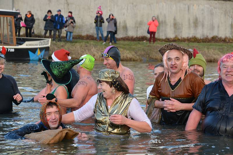 Tradiční silvestrovská show otužilců v řece Bečvě v Přerově