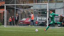 Fotbalisté SK Hranice (v pruhovaném) porazili Kozlovice 1:0. Jakub Tomečka.