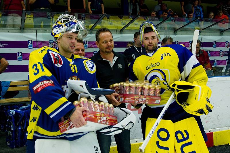 Hokejisté HC Zubr Přerov (v modrých dresech) v přípravě proti Aukro Berani Zlín. Foto: Deník/Jan Pořízek