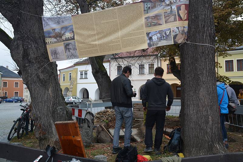 Velké překvapení čekalo badatele, kteří odkryli v pátek dopoledne část betonového záklopu studny na Horním náměstí v Přerově. V hloubce čtrnácti metrů se totiž nacházela voda. Původní studna byla vybudována na přelomu 15. a 16. století.