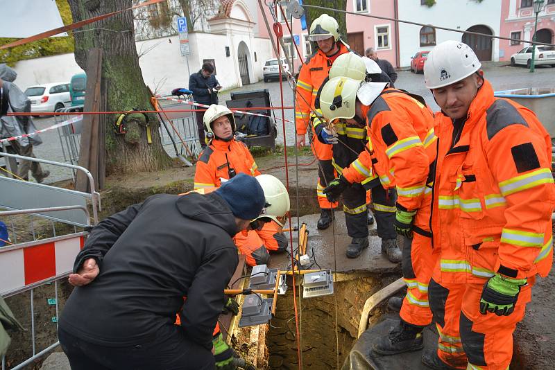 Přerovští dobrovolní hasiči v sobotu odčerpávali vodu z historické studny na Horním náměstí. Spolu s archeology prozkoumávali její dno.