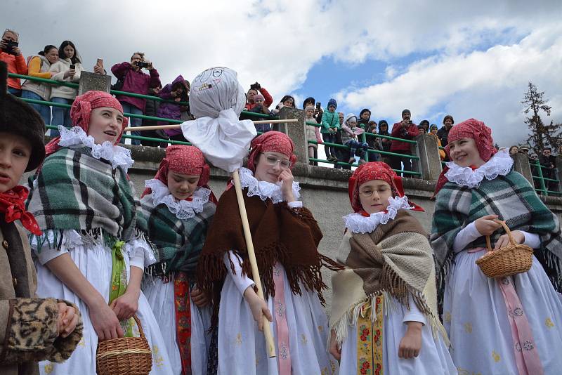 Vhozením smrtky do řeky Bečvy se děti z Folklorního souboru Trávníček rozloučily se zimou. Tradiční vynášení smrtky přilákalo v neděli dopoledne do centra Přerova davy lidí.