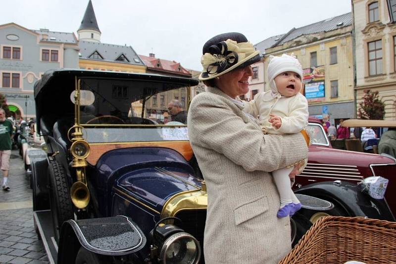 Helfštýnský okruh přivedl motorové veterány i jazz na přerovské náměstí