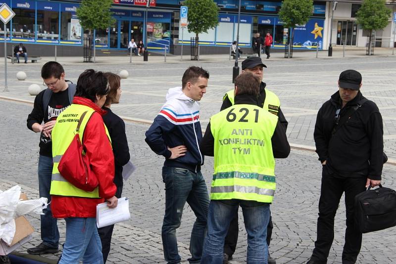 Kolem dvanácté hodiny se dostavil na náměstí TGM organizátor pochodu Erik Lamprecht a vedl rozhovor se zástupci přerovského magistrátu a policií. U všech přístupových ulic na náměstí stojí policejní hlídky.