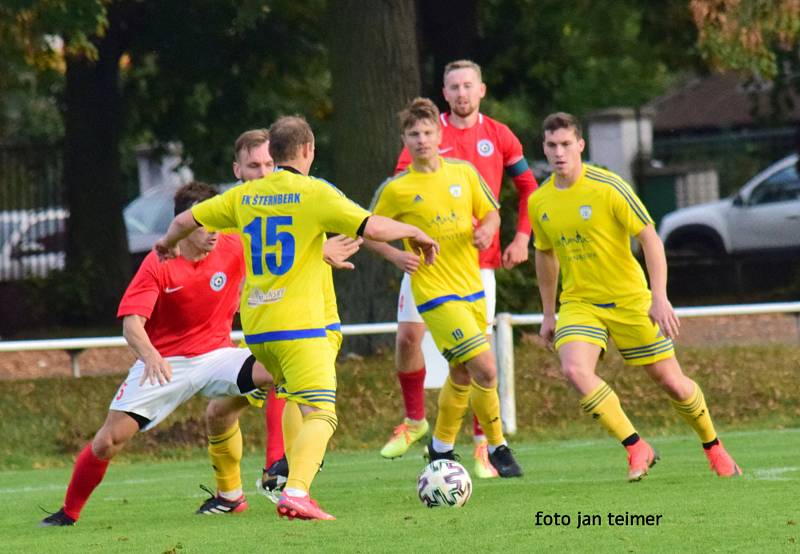 Fotbalisté Šternberka (ve žlutém) vyhráli v Brodku u Přerova 2:1.
