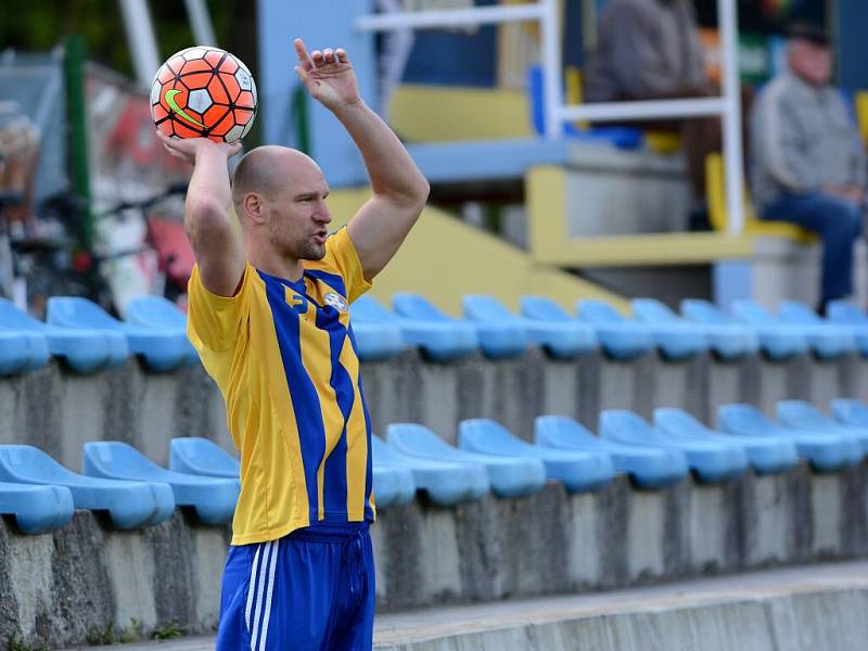 Fotbalisté Kozlovic (v modrožluté) proti Staré Říši