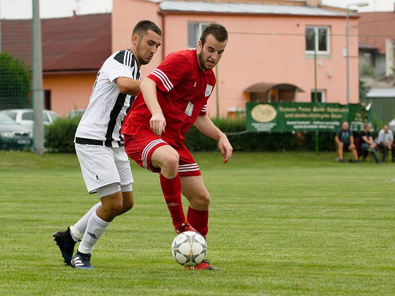 Fotbalisté Želatovic (v pruhovaném) proti Kralicím na Hané