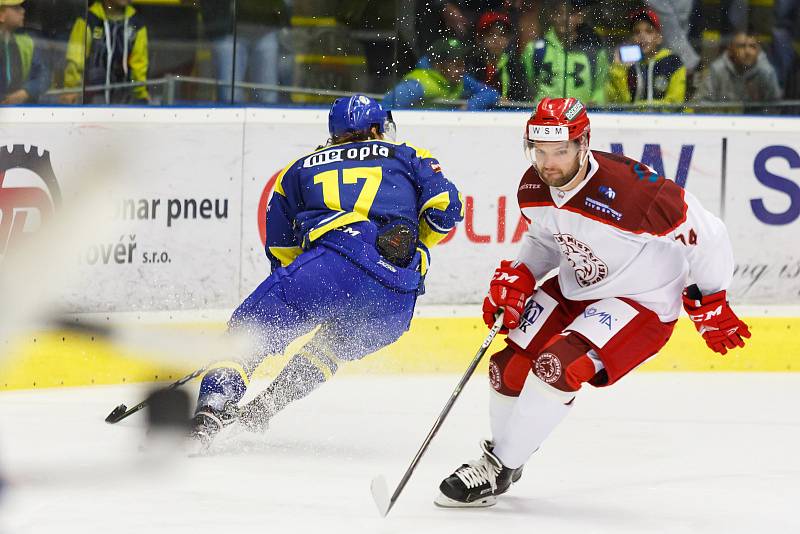 Hokejisté HC Zubr Přerov (v modrém) proti Frýdku-Místku (1:3).