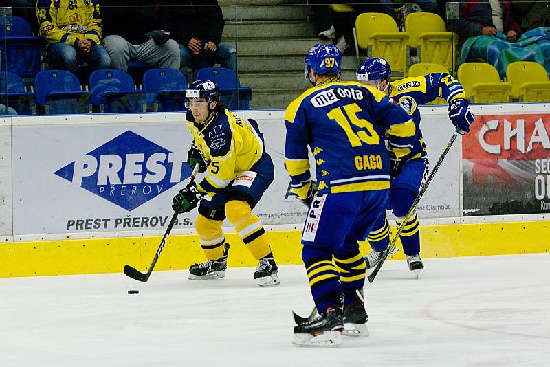 Hokejisté Přerova (v modrém) proti Ústí nad Labem (3:1)