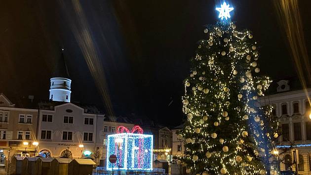 Přerov po kritice obyvatel města upravil světelnou výzdobu vánočního stromu.