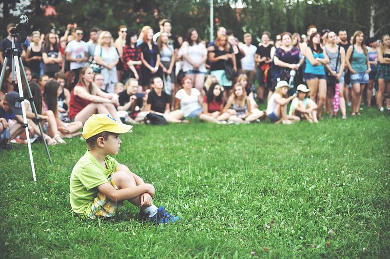 Muzikanti z přerovských kapel se rozhodli vzdát hold tragicky zesnulému frontmanovi americké kapely Linkin Park Chesteru Benningtonovi. Na vzpomínkový koncert se do Přerova ve čtvrtek 3. srpna sjely stovky lidí