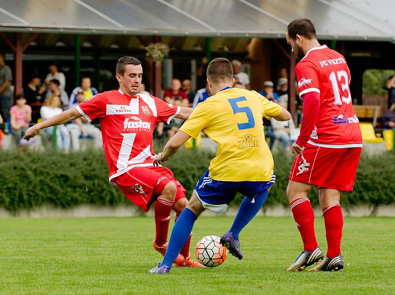 Fotbalisté Kozlovic (v pruhovaném) proti Vsetínu