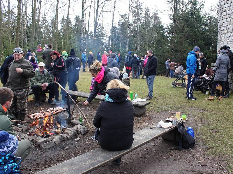 V rozhledně funguje i občerstvení, kde zájemci mohou nakoupit buřty nebo klobásu k opečení, vyjít na vyhlídkovou plošinu a rozhlédnout se po krajině a také si oddechnout v teple.