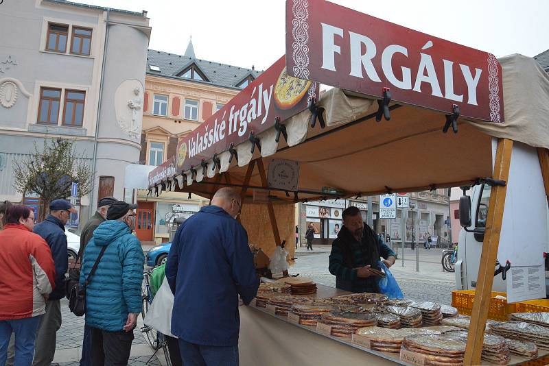 Dušičkové vazby, ale i med, sýry, uzeniny a spoustu dalších věcí si mohli ve čtvrtek koupit lidé na letošních posledních farmářských trzích v Přerově. Konaly se na Masarykově náměstí.