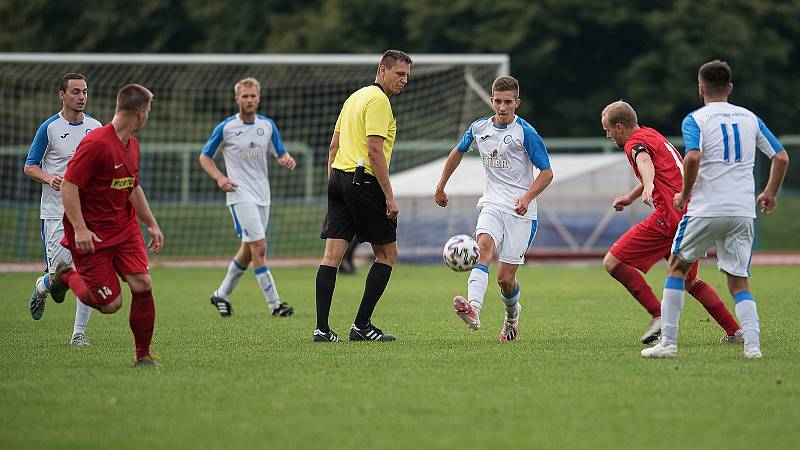 Fotbalisté Přerova (v bílém) proti Brumovu