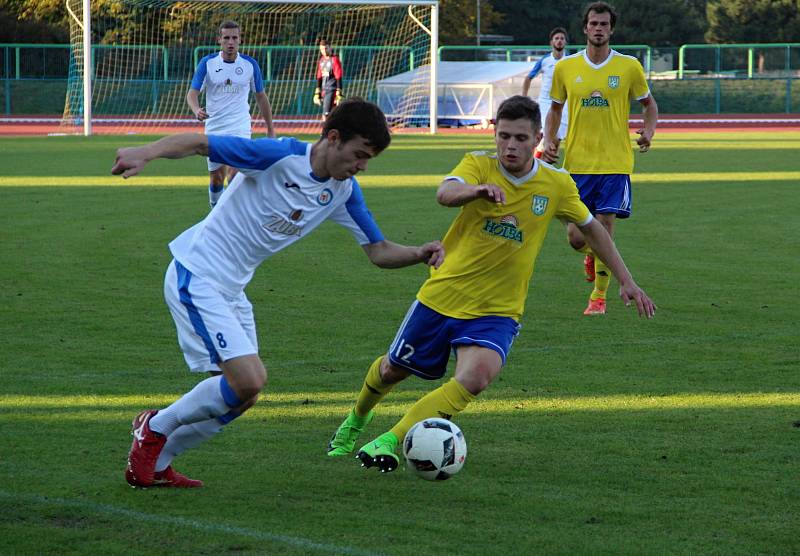 Fotbalisté Přerova (v bílém) podlehli FK Šumperk 1:2.