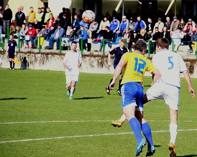 Fotbalisté Přerova (v bílém) v derby proti Kozlovicím.