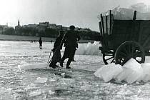 Ledaři na řece Bečvě v Přerově, leden 1941