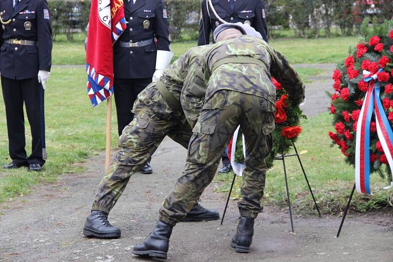 Den válečných veteránů si připomněli ve středu 11. listopadu, přesně v 11 hodin 11 minut v Přerově. Na náměstí Františka Rasche se konal pietní akt.